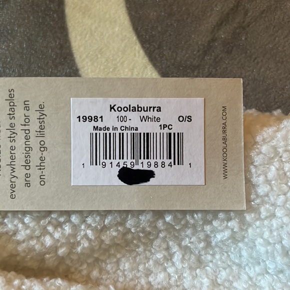 UGG Kookaburra White Scarf & Mittens Set - NWT - Picture 4 of 4